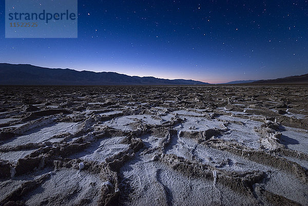 USA  Kalifornien  Death Valley  Badwater Basin bei Dämmerung