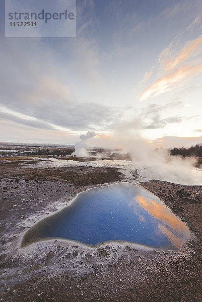 Iceand  Haukadalur-Tal  Geothermie-Standort mit Therme