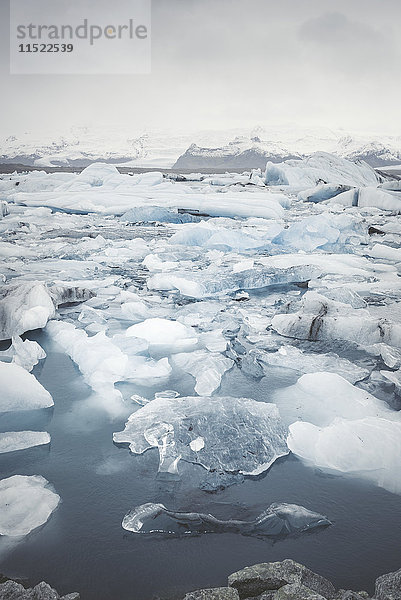 Island  Blick auf Joekulsarlon  Gletscherflusslagune
