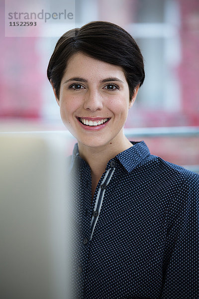 Porträt einer lächelnden Frau im Amt