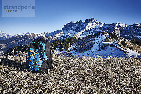 Schweiz  Portes du Soleil  Champery  Rucksack am Hang