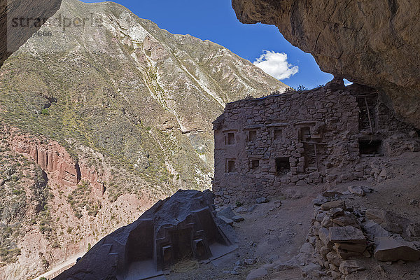 Peru  Anden  Urubamba-Tal  Inka-Ruine in einer Höhle