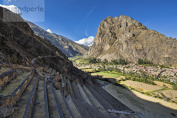 Peru  Anden  Urubamba-Tal  Inka-Ruinen von Ollantaytambo mit Blick auf Pinkuylluna-Ruinen