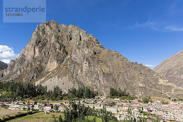 Peru  Anden  Urubamba-Tal  Inka-Ruinen von Ollantaytambo mit Blick auf Pinkuylluna-Ruinen