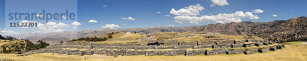 Peru  Anden  Cusco  Blick auf die Stadt und Inka-Ruinen von Sacsayhuaman