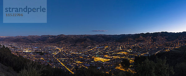 Peru  Anden  Cusco  Stadtbild von der Cristo-Blanco-Statue aus gesehen zur blauen Stunde