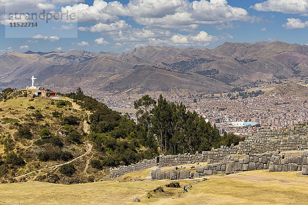 Peru  Anden  Cusco  Blick auf die Stadt und Inka-Ruinen von Sacsayhuaman
