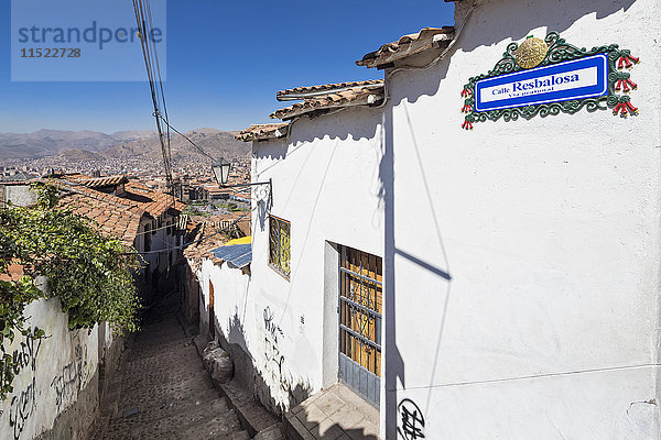 Peru  Cusco  Gasse mit Kopfsteinpflaster in der Stadt