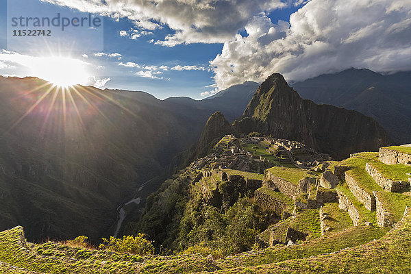 Peru  Anden  Urubamba-Tal  Machu Picchu mit Berg Huayna Picchu bei Sonnenuntergang