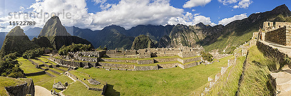 Peru  Anden  Urubamba-Tal  Machu Picchu mit Berg Huayna Picchu  Hauptplatz und Tempel der drei Fenster