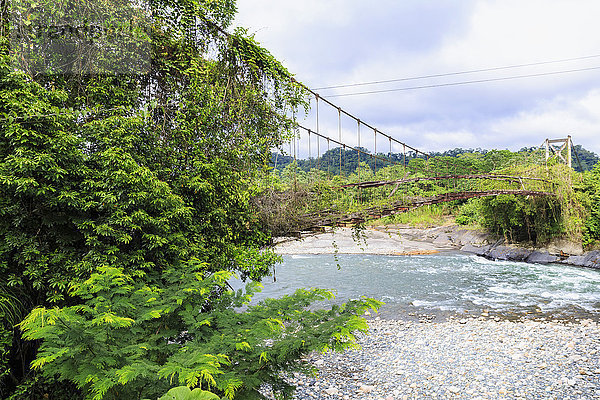 Peru  Amazonasbecken  Pilcopata  baufällige Brücke über den Rio Madre de Dios