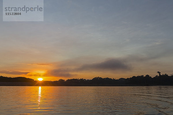 Peru  Amazonasbecken  Manu-Nationalpark  Rio Madre de Dios bei Sonnenuntergang