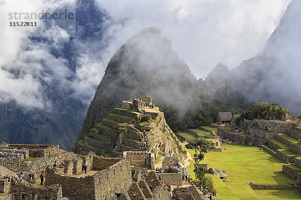 Peru  Anden  Urubamba-Tal  Wolken und Nebel über Machu Picchu mit Berg Huayna Picchu