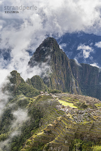 Peru  Anden  Urubamba-Tal  Wolken und Nebel über Machu Picchu mit Berg Huayna Picchu