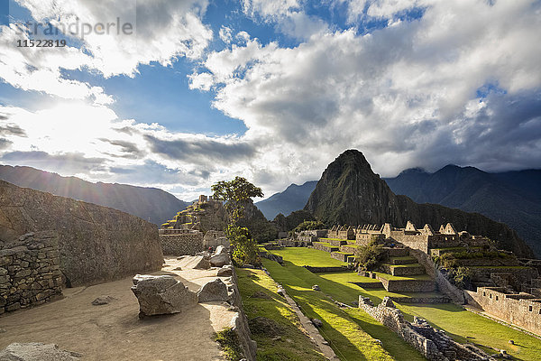 Peru  Anden  Urubamba-Tal  Machu Picchu mit Berg Huayna Picchu bei Sonnenuntergang