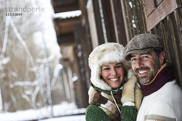 Porträt eines glücklichen Paares in Wintermode