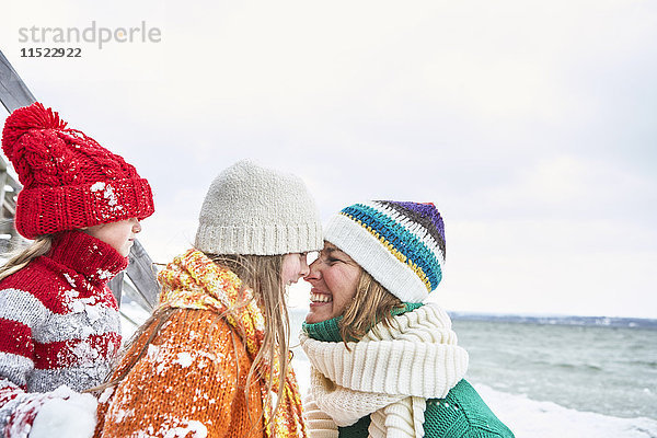 Mutter und Töchter haben Spaß im Winter