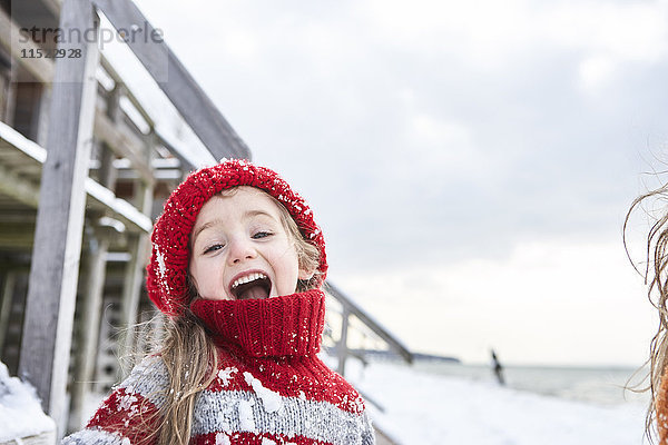 Kleines Mädchen mit Spaß im Winter  Porträt