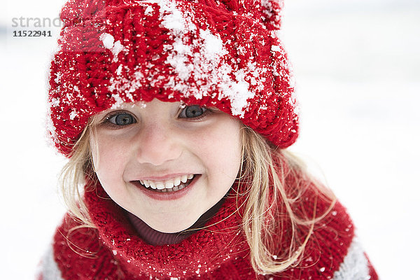 Kleines Mädchen mit Spaß im Winter  Porträt