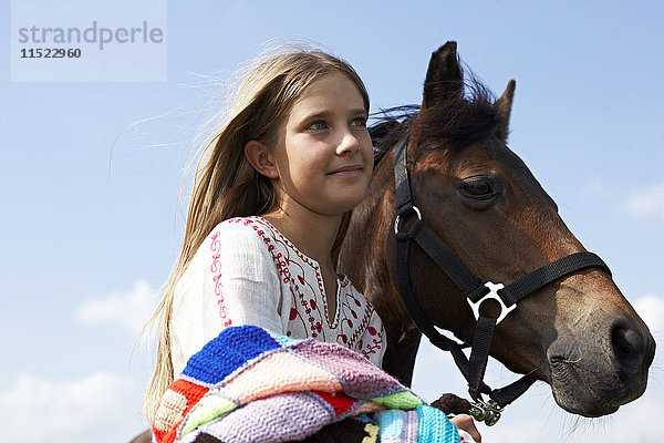 Lächelndes Mädchen mit Pferd