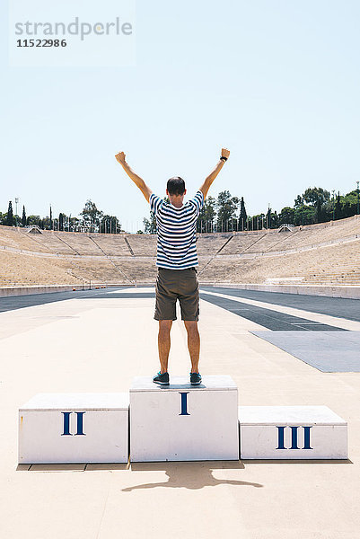 Griechenland  Athen  Mann auf dem Podium beim Feiern im Panathenaischen Stadion