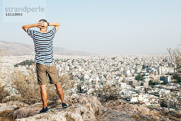 Griechenland  Athen  Touristen  die die Stadt von Areopagus aus betrachten