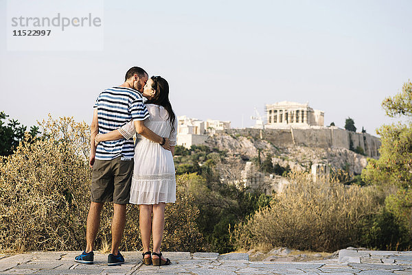 Griechenland  Athen  Paarküsse im Areopag mit Akropolis und Parthenon im Hintergrund