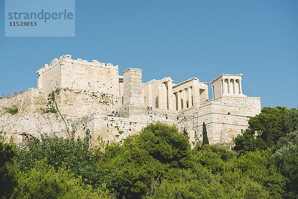 Griechenland  Athen  Die Akropolis umgeben von Kiefern an einem sonnigen Tag