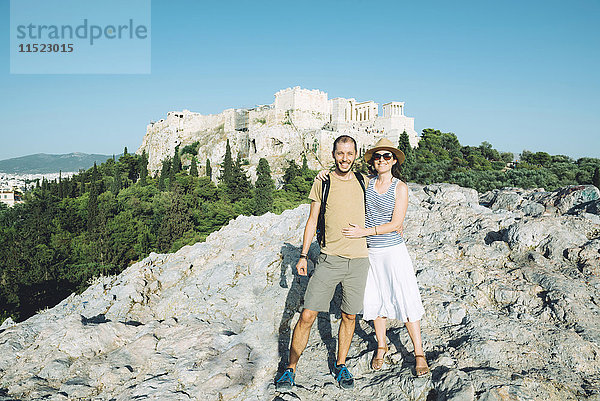 Griechenland  Athen  glückliches Paar mit der Akropolis im Hintergrund