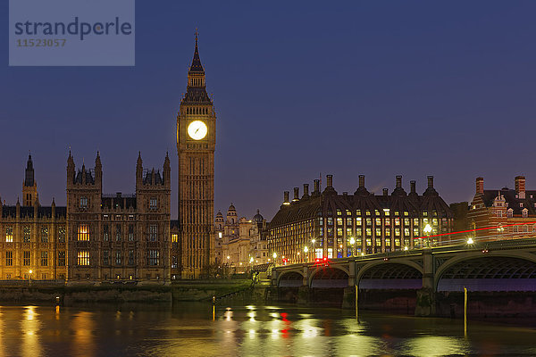 Großbritannien  London  Themse  Big Ben  Parlamentsgebäude und Westminster Bridge bei Nacht
