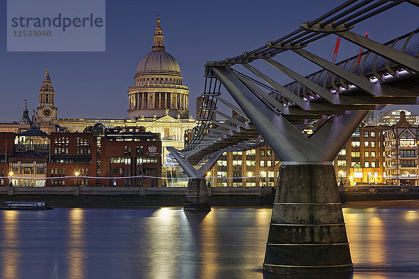 UK  London  St. Paul's Cathedral und Millennium Bridge bei Nacht