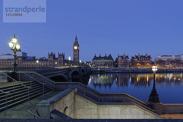 Großbritannien  London  Themse  Big Ben  Parlamentsgebäude und Westminster Bridge in der Abenddämmerung