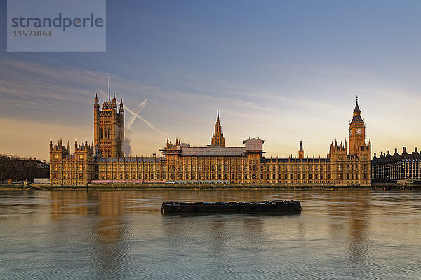 Großbritannien  London  Themse  Big Ben und Parlamentsgebäude in der Abenddämmerung