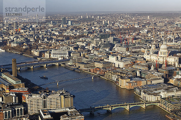 UK  London  Stadtbild mit Themse und St. Paul's Cathedral