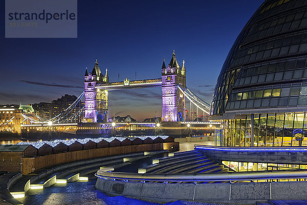 UK  London  City Hall und Tower Bridge bei Nacht