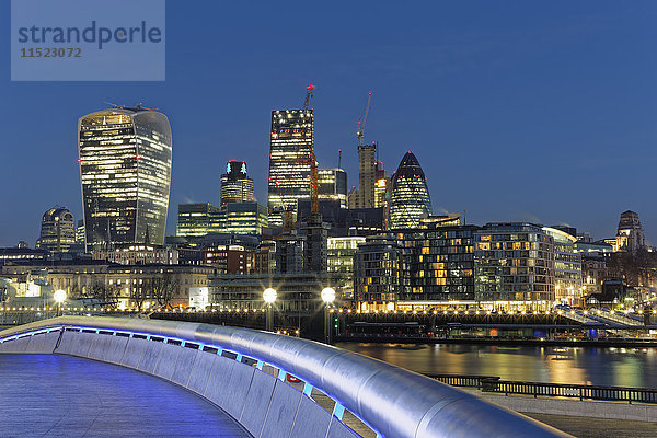 UK  London  Skyline mit Bürotürmen bei Nacht
