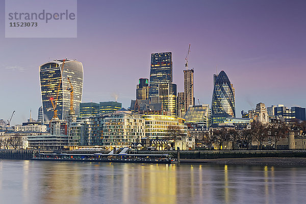 UK  London  Skyline mit Bürotürmen in der Abenddämmerung