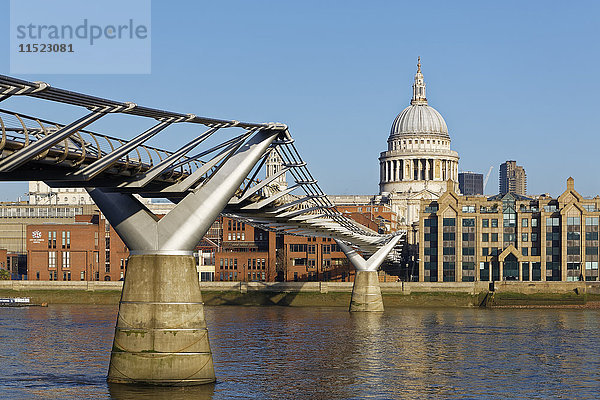 Großbritannien  London  St. Paul's Cathedral und Millennium Bridge