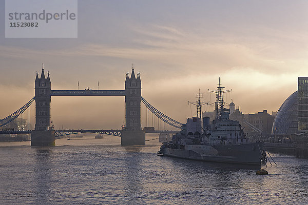 UK  London  Themse  Tower Bridge und HMS Belfast Museumsschiff in der Dämmerung