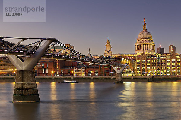 UK  London  St. Paul's Cathedral und Millennium Bridge in der Abenddämmerung