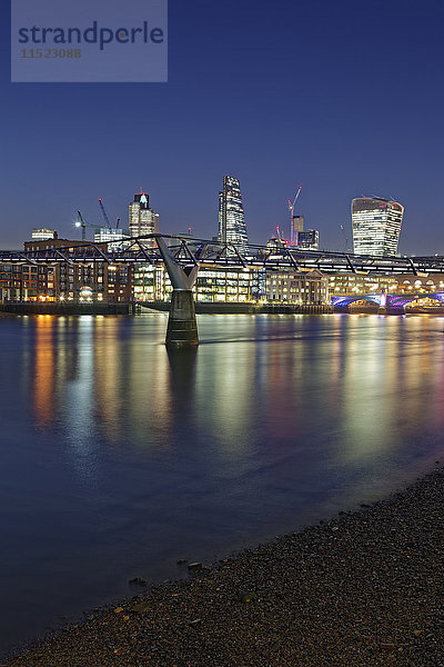 UK  London  Skyline mit Bürotürmen und Millenium Bridge bei Nacht