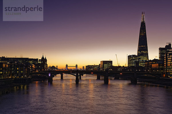 UK  London  Themse mit The Shard und Tower Bridge im Hintergrund