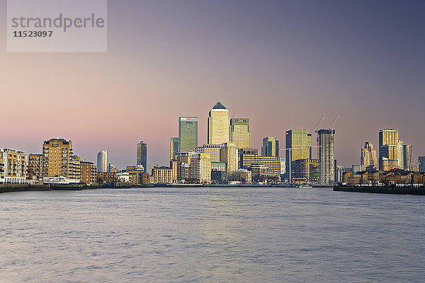 UK  London  Skyline der Canary Wharf an der Themse in der Abenddämmerung