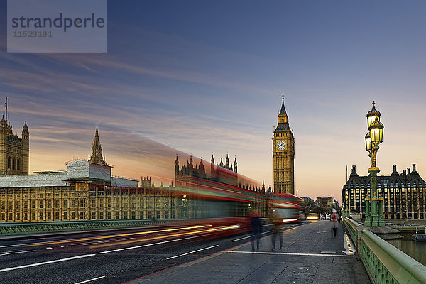 Großbritannien  London  Big Ben  Häuser des Parlaments und Bus auf Westminster Bridge in der Dämmerung