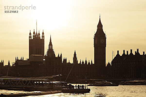 UK  London  Blick auf Themse  Big Ben  Houses of Parliament und Westminster Bridge bei Sonnenuntergang