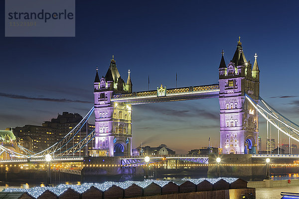 UK  London  Blick auf die beleuchtete Tower Bridge in der Abenddämmerung