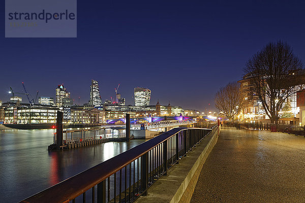 UK  London  Skyline mit beleuchteten Bürotürmen bei Nacht
