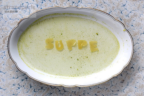 Wort'Suppe' geschrieben mit Pasta auf Teller mit Suppe
