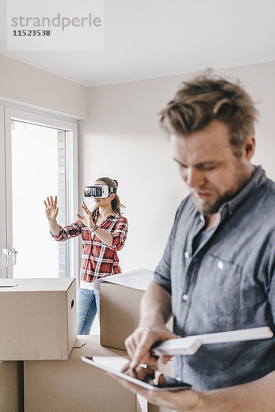 Paare planen ihr neues Zuhause mit einer Virtual-Reality-Brille.