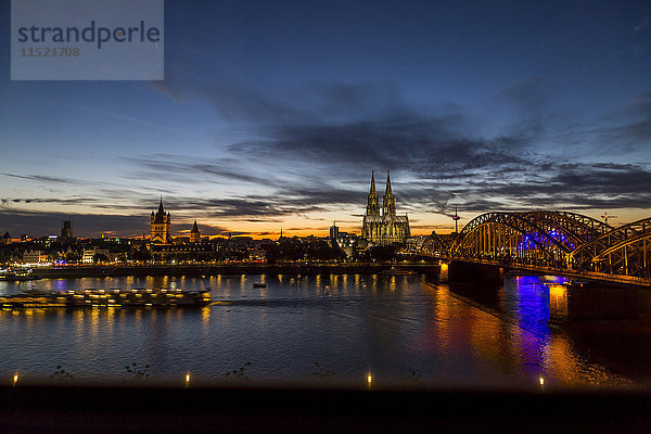 Deutschland  Köln  Kölner Dom und Hohenzollernbrücke bei Nacht